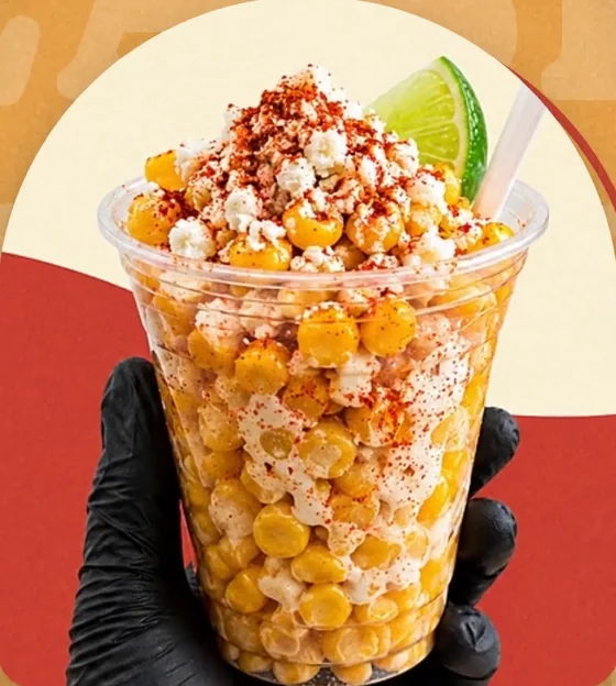 El clásico: vaso de esquites con queso, chile y limón
