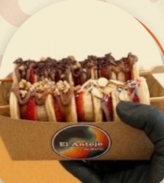 El dulce: charola de mini hotcakes con fresa, chocolate y almendra