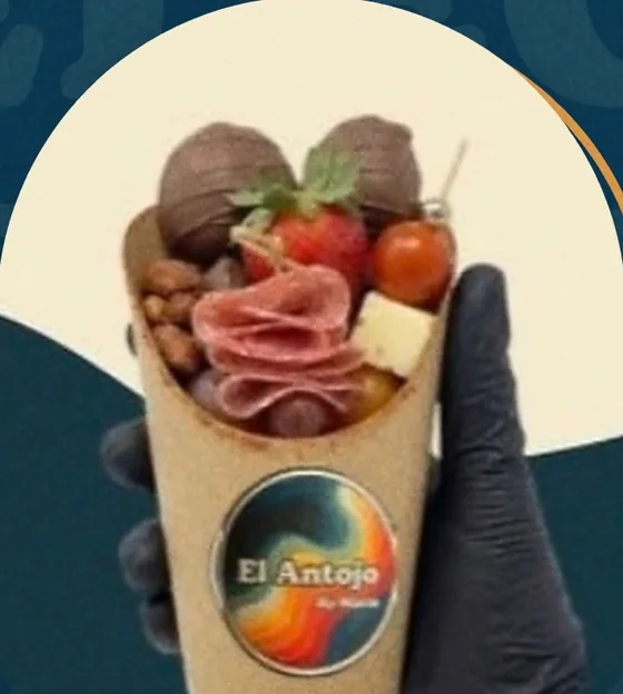El elegante: cono de charcutería con jamón, queso, fresa y chocolate