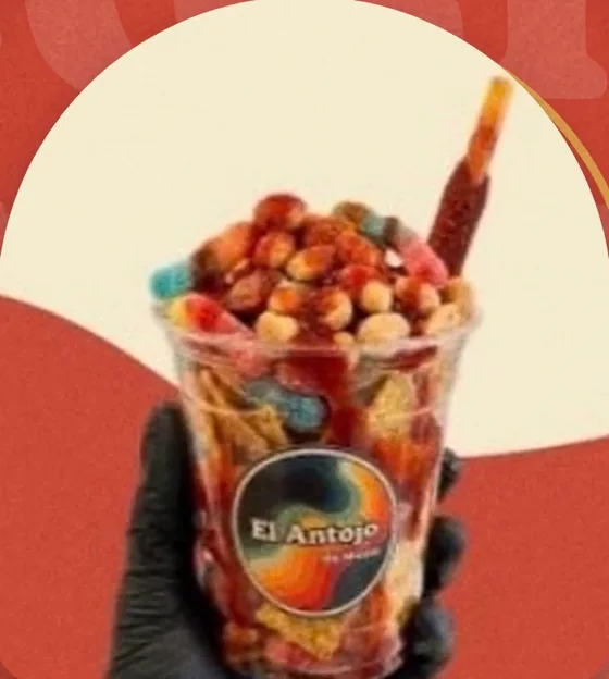 El picosito: vaso con botana, gomitas y chamoy